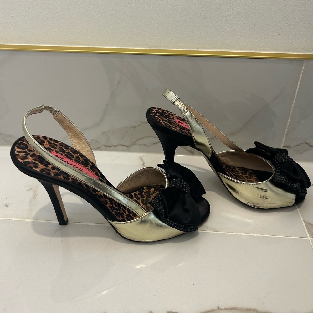 Betsey Johnson Black Bow Slingback Heels Gold Platform Leopard Insole Size 7 - Picture 5 of 8